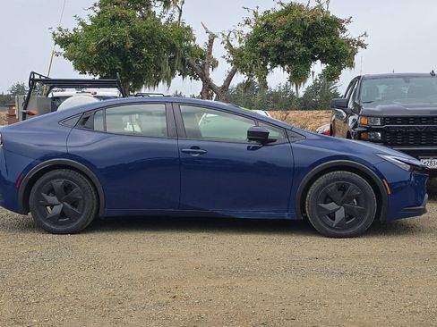 Used 2023 Toyota Prius LE FWD image 3