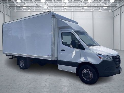 Used 2024 Mercedes-Benz Sprinter 4500 image 2