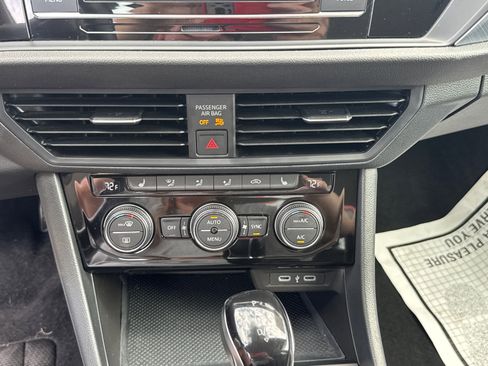 Used 2024 Volkswagen Jetta SE image 11