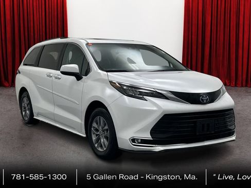 Certified 2024 Toyota Sienna XLE image 3