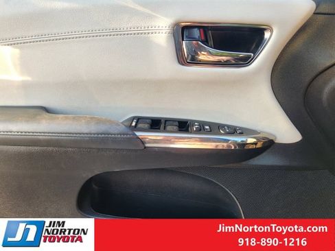 Used 2018 Toyota Avalon XLE FWD image 24