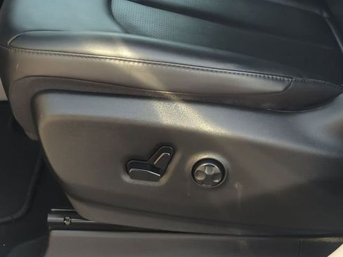 Used 2024 Chrysler Pacifica Touring-L image 19