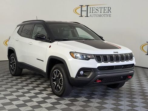 Used 2025 Jeep Compass Trailhawk AWD/4WD image 2
