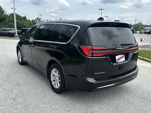 Used 2023 Chrysler Pacifica Touring-L FWD image 7