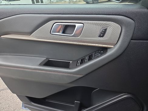 Used 2025 Ford Explorer Active AWD/4WD image 25