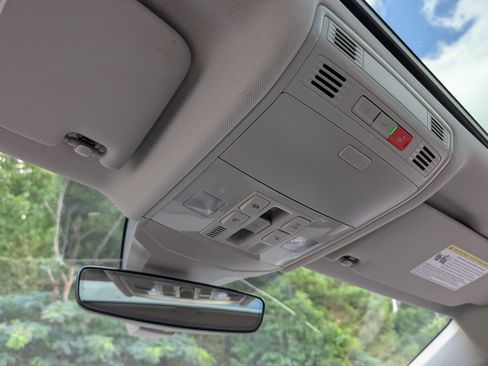 Used 2025 Volkswagen Jetta SE w/ Sunroof Package FWD image 32