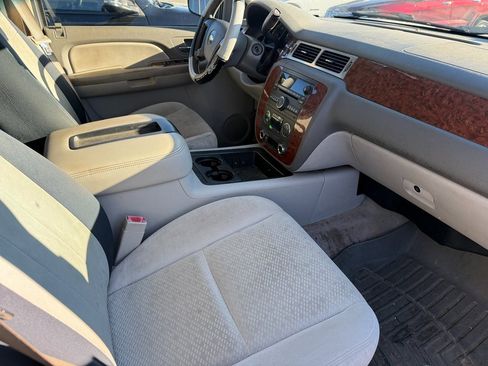 Used 2007 Chevrolet Suburban LT image 3