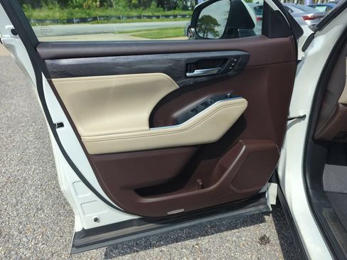 Used 2021 Toyota Highlander Platinum AWD/4WD image 18