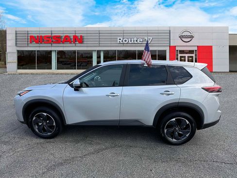 Used 2024 Nissan Rogue SV image 6