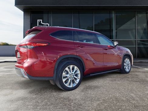 Used 2021 Toyota Highlander Limited image 3