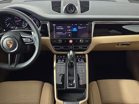 Certified 2025 Porsche Macan image 16