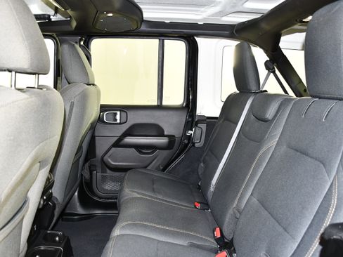 Used 2025 Jeep Wrangler Unlimited Sahara AWD/4WD image 31