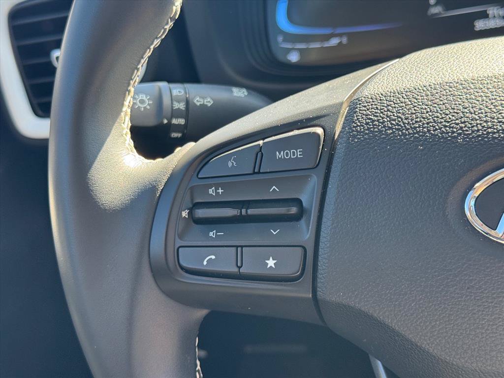 Used 2025 Hyundai Venue Limited FWD image 16