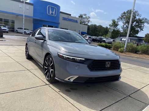 Used 2023 Honda Accord Touring image 2