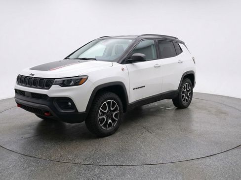 Used 2025 Jeep Compass Trailhawk image 3