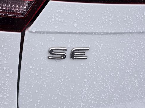 Used 2024 Volkswagen Tiguan SE image 10