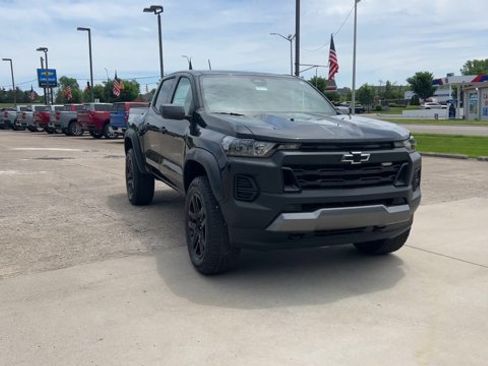 Used 2025 Chevrolet Colorado Trail Boss AWD/4WD image 3