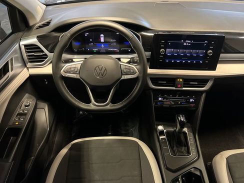 Certified 2025 Volkswagen Taos SE image 18