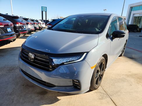 Used 2024 Honda Odyssey Sport image 3