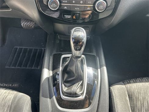 Used 2019 Nissan Rogue SV image 24