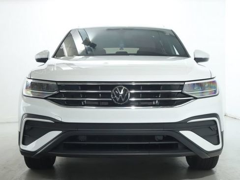 Used 2023 Volkswagen Tiguan SE w/ Panoramic Sunroof Package FWD image 5