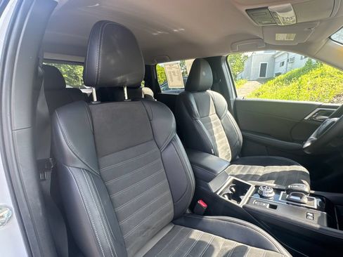 Used 2024 Mitsubishi Outlander 4WD Plug-In Hybrid image 29