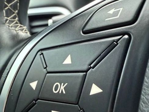 Used 2017 INFINITI QX30 Premium w/ Navigation Package image 35