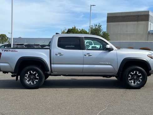 Used 2018 Toyota Tacoma TRD Off-Road w/ Technology Package RWD image 6