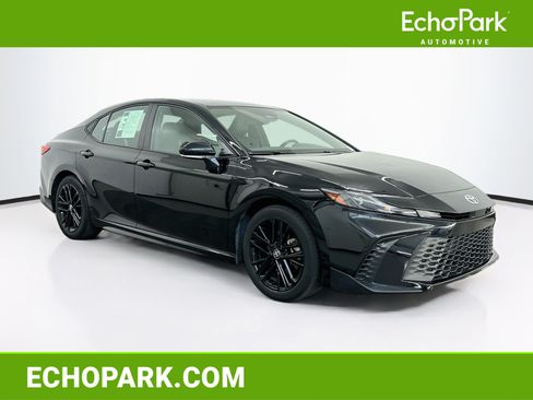 Used 2025 Toyota Camry SE FWD image 1