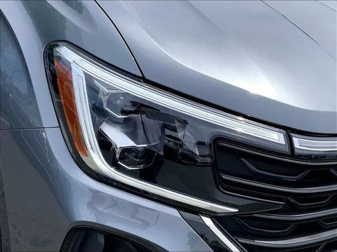 Certified 2025 Volkswagen Atlas Cross Sport SEL AWD/4WD image 10
