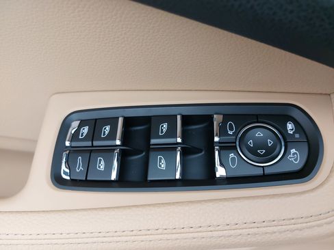 Used 2017 Porsche Macan AWD/4WD image 30