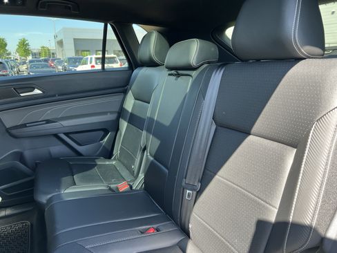 Used 2022 Volkswagen Atlas Cross Sport SE image 34