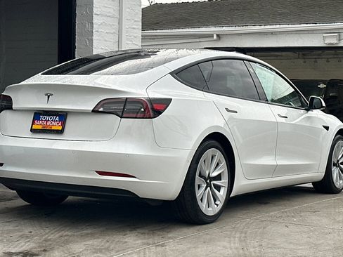 Used 2021 Tesla Model 3 Standard Range Plus image 4