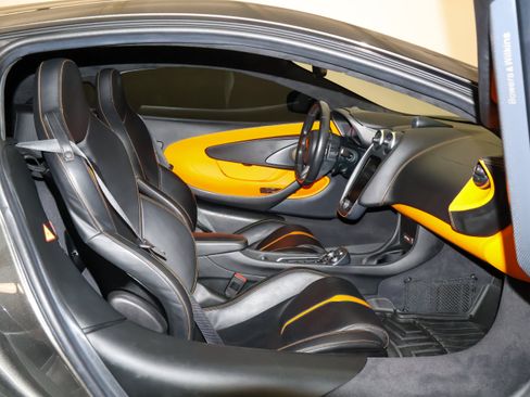 Used 2016 McLaren 570S Coupe RWD image 38