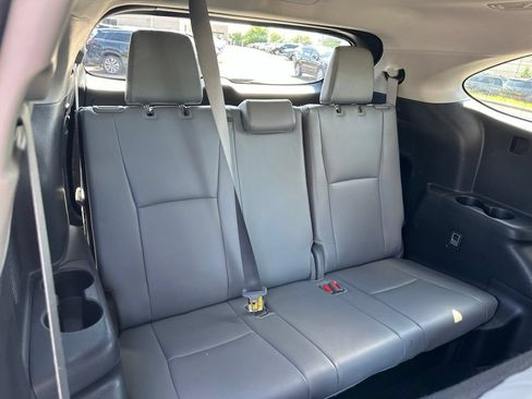 Used 2024 Toyota Highlander XLE FWD image 33