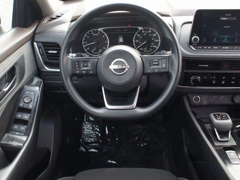 Used 2023 Nissan Rogue S image 5