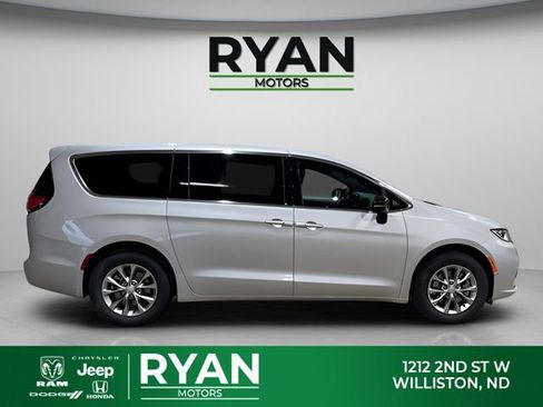 New 2026 Chrysler Pacifica Select AWD/4WD image 10