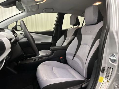 Used 2022 Toyota Prius LE image 17
