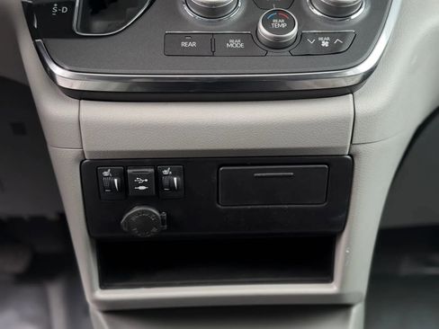 Used 2019 Toyota Sienna XLE w/ XLE Navigation Package FWD image 37