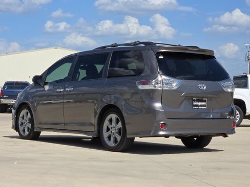 Used 2013 Toyota Sienna SE FWD image 3