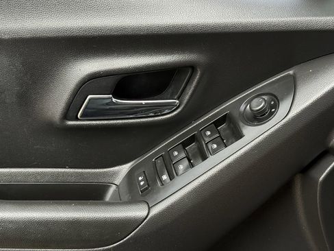Used 2021 Chevrolet Trax LT w/ Midnight Edition FWD image 17