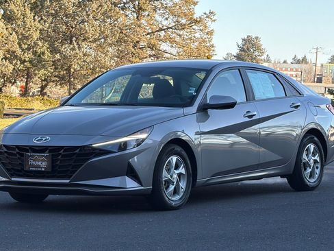 Used 2023 Hyundai Elantra SE image 9