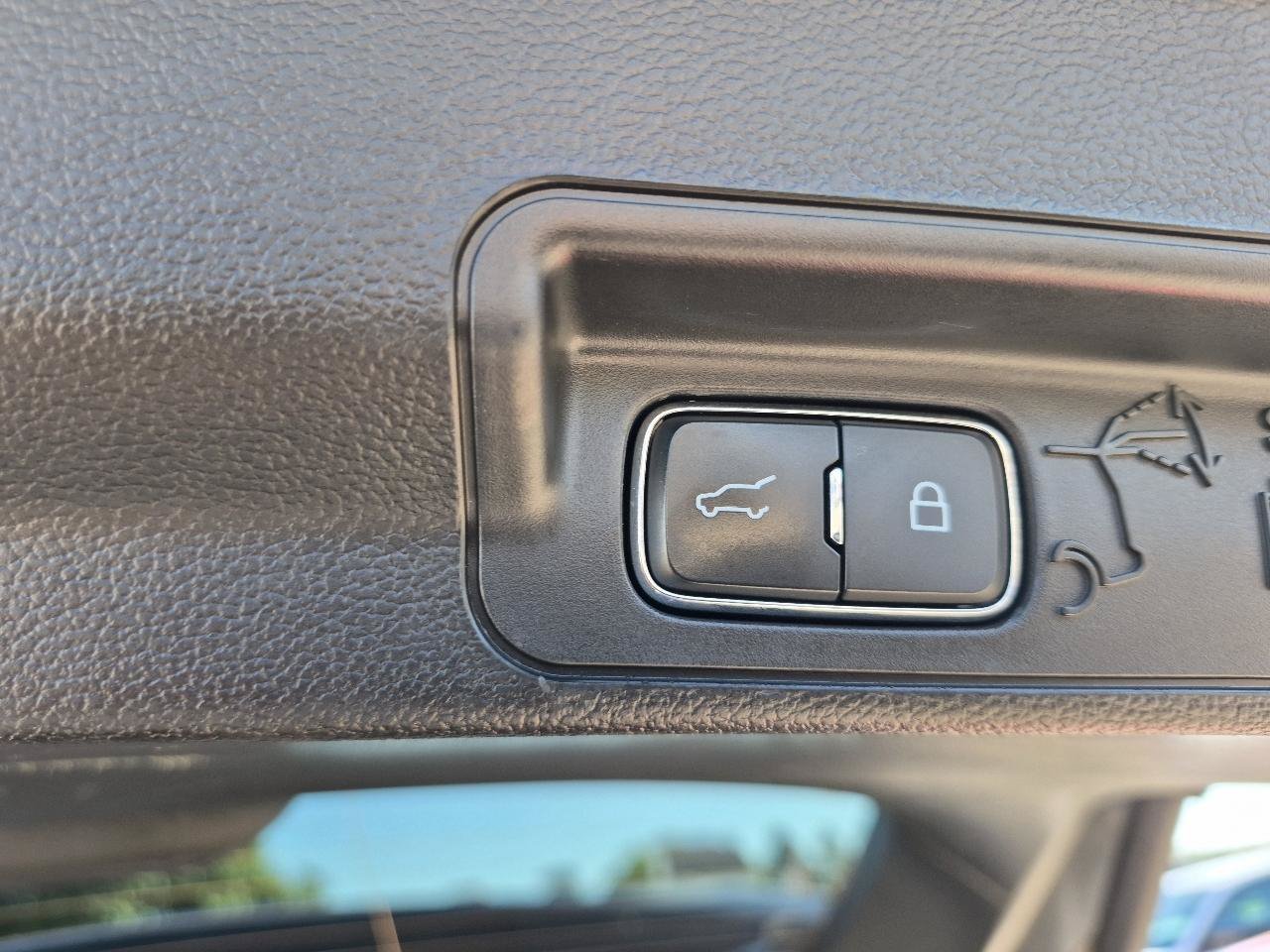 Used 2023 Ford Explorer XLT AWD/4WD image 11
