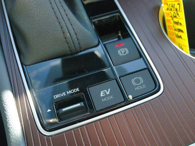 Used 2024 Toyota Sienna XLE FWD image 25