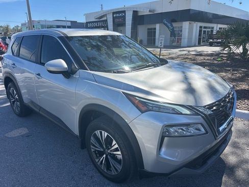 Used 2023 Nissan Rogue SV image 2