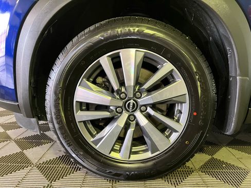 Certified 2023 Nissan Pathfinder SL w/ Black Appearance Package AWD/4WD image 9