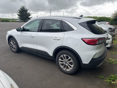 Used 2022 Ford Escape SE FWD image 2