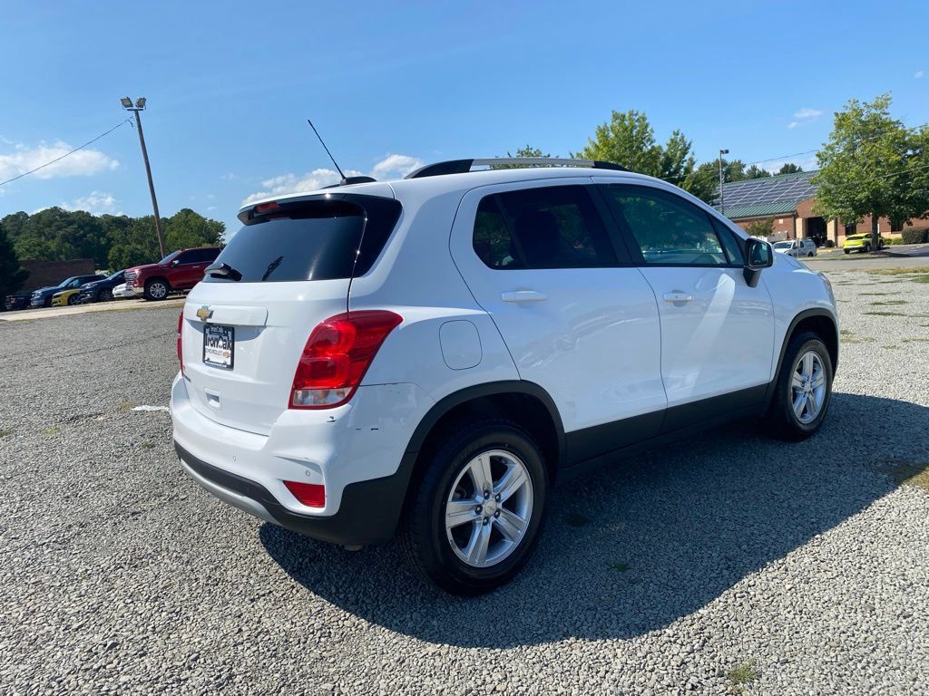 Used 2022 Chevrolet Trax LT w/ Driver Confidence Package AWD/4WD image 3