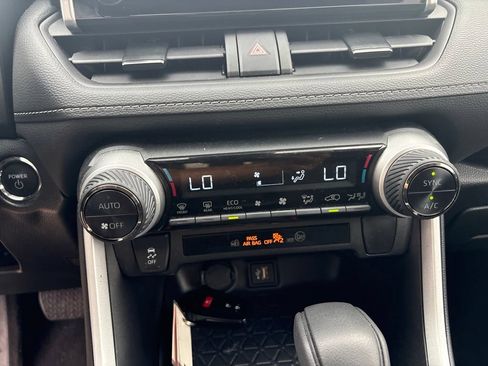Used 2025 Toyota RAV4 XLE AWD/4WD image 18