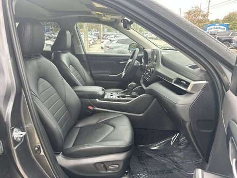 Used 2024 Toyota Highlander XLE FWD image 29